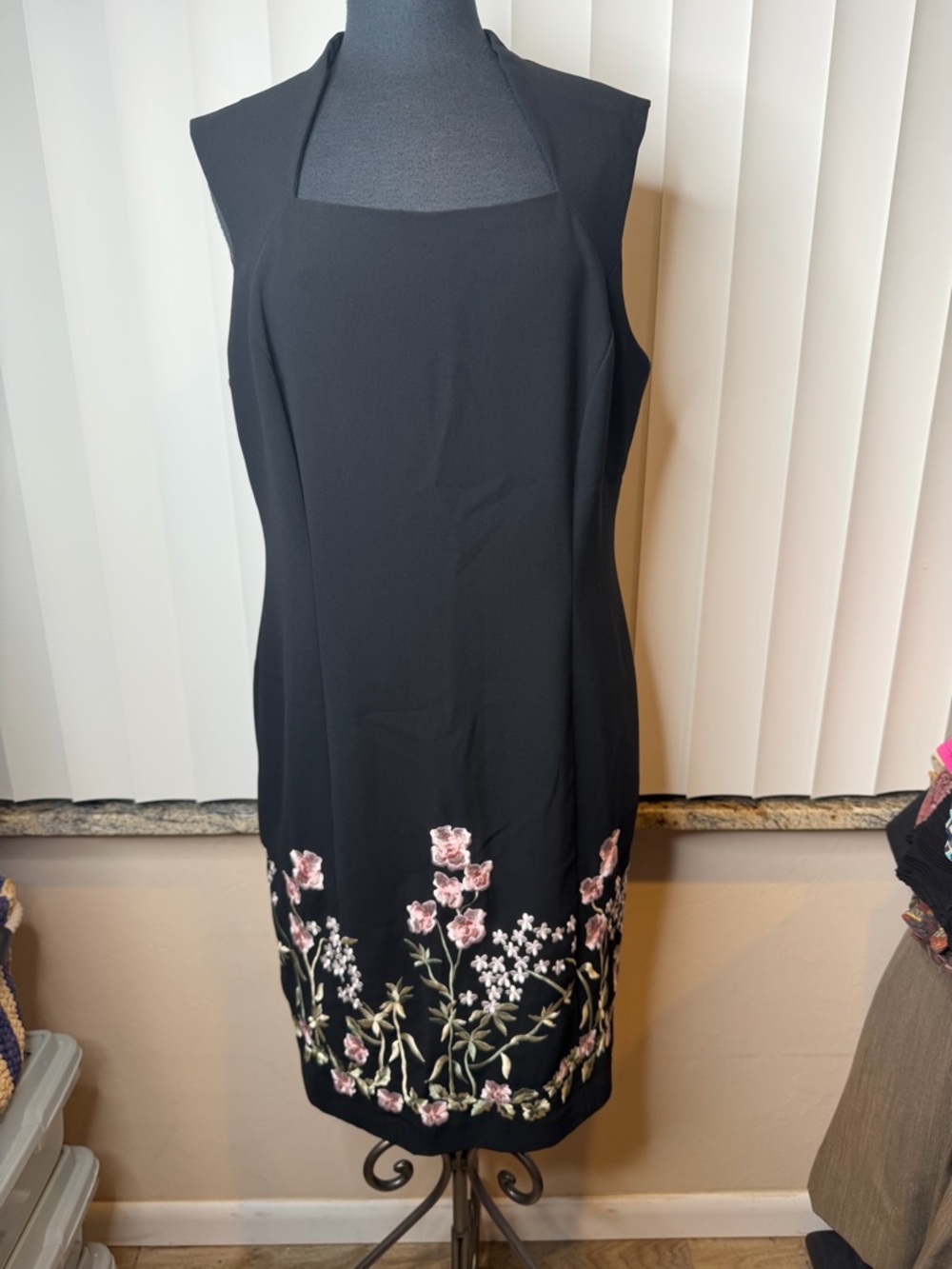 Tahari Black Embroidered Floral Hem Sleeveless Dress Square Neckline Size 14 - Picture 2 of 9
